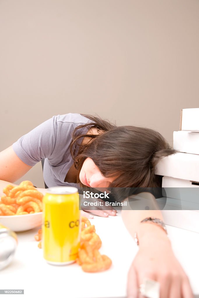 Mujer sentirse culpable después de comer mucho de los alimentos - Foto de stock de 18-19 años libre de derechos