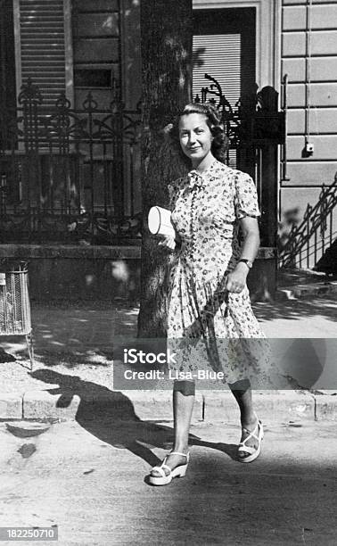 Photo libre de droit de Jeune Femme Walkingblack Et Blanc banque d'images et plus d'images libres de droit de 1940-1949 - 1940-1949, Femmes, Une seule femme