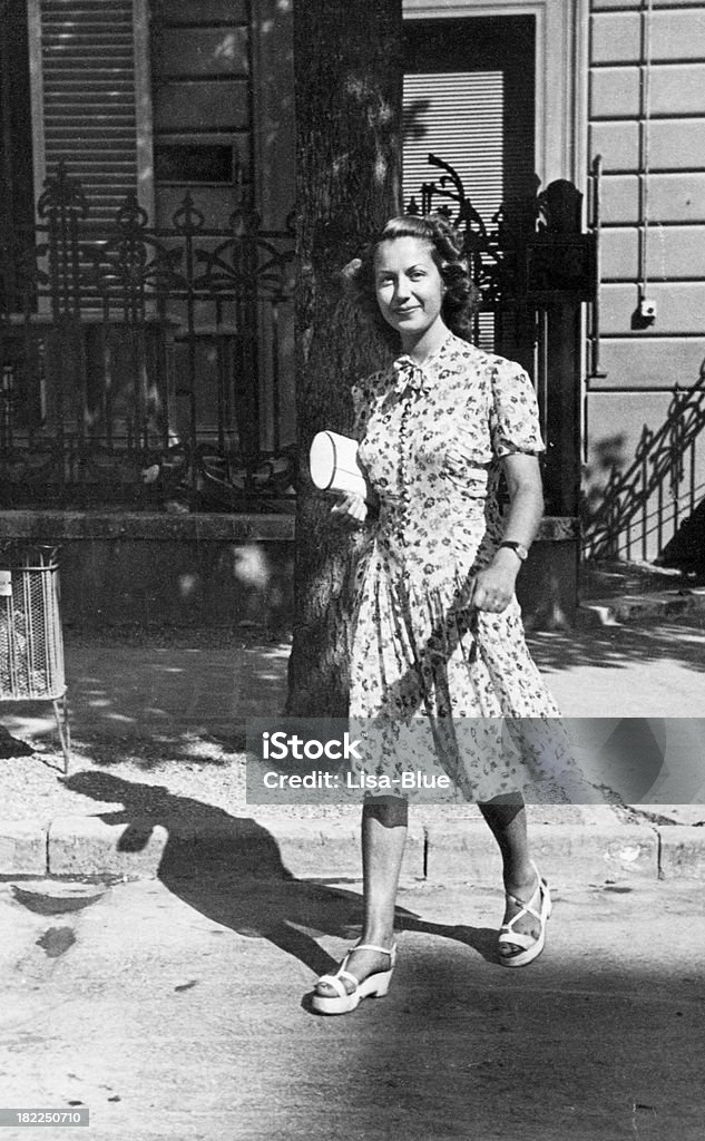 Молодая женщина и белая Walking.Black. - Стоковые фото 1940-1949 роялти-фри