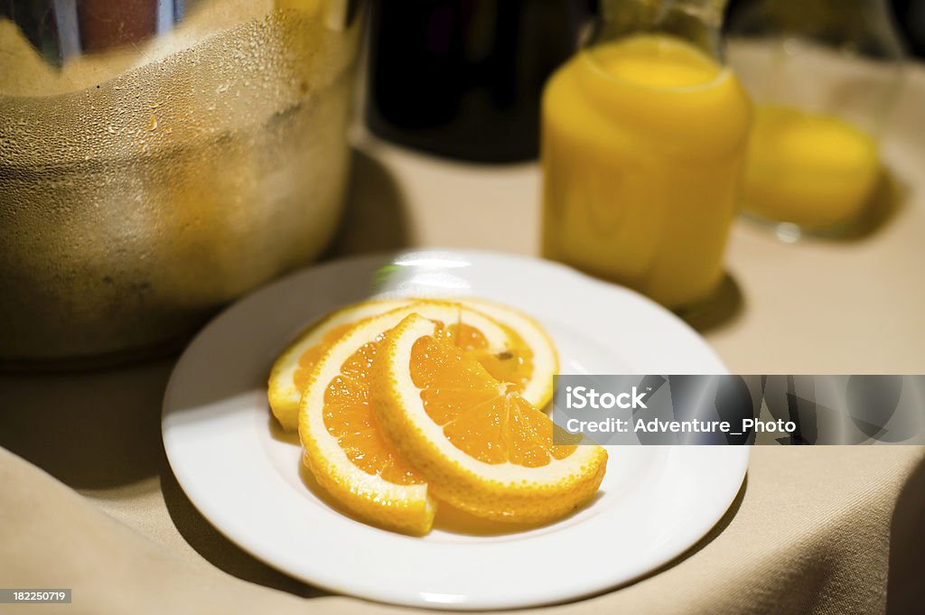 Fette di arancia fresco e di succo di frutta sul vassoio da portata - Foto stock royalty-free di Alimentazione sana