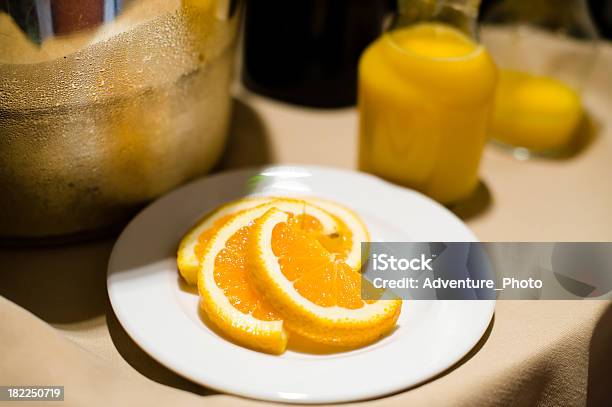 Fette Di Arancia Fresco E Di Succo Di Frutta Sul Vassoio Da Portata - Fotografie stock e altre immagini di Alimentazione sana