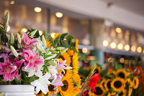 des fleurs fraîches sur le marché des fermiers, seattle - flower market photos photos et images de collection