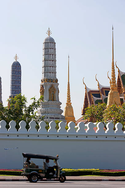 tuk-tuk passa il grand palace, bangkok. - bangkok thailand rickshaw grand palace foto e immagini stock