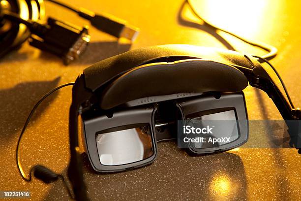 Foto de Na Cabeça De e mais fotos de stock de Simulador de realidade virtual - Simulador de realidade virtual, Campo de Treinamento Militar, Realidade Virtual