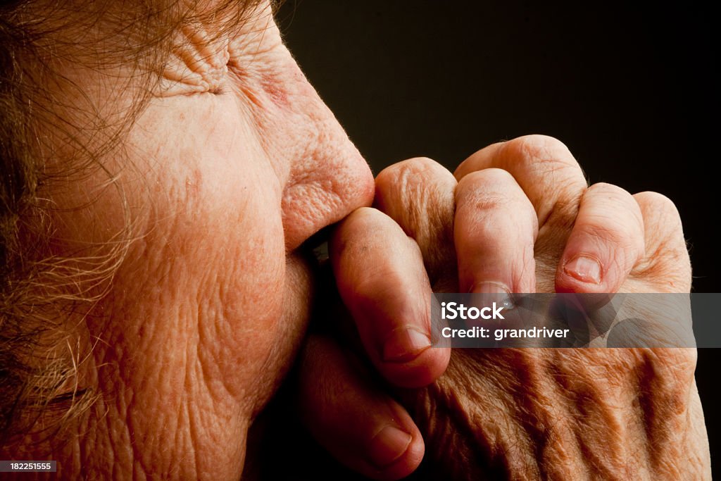 Anziani donna Pregare - Foto stock royalty-free di Adulto