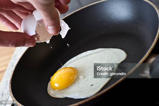 Frying Ei Stockfoto und mehr Bilder von Bratpfanne - Bratpfanne, Ei, Eigelb