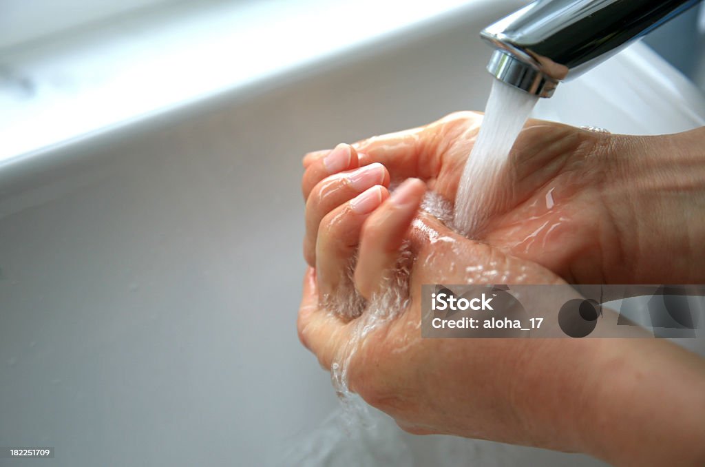 Lavarsi le mani - Foto stock royalty-free di Freddo