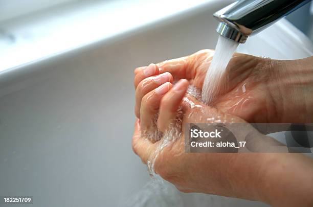 Lavarsi Le Mani - Fotografie stock e altre immagini di Freddo - Freddo, Lavarsi le mani, Acqua