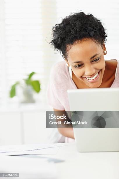 Uśmiechający Się Kobieta Pracuje Na Laptopie - zdjęcia stockowe i więcej obrazów 20-24 lata - 20-24 lata, 20-29 lat, Afroamerykanin