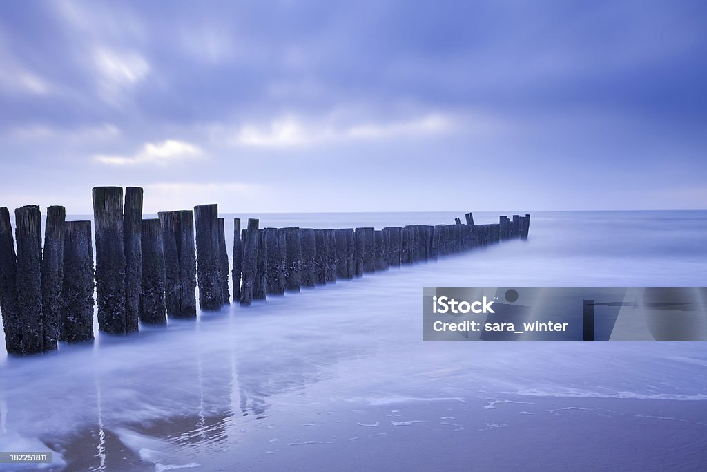 Frangiflutti sulla spiaggia al tramonto in Nord-Holland, Paesi Bassi - Foto stock royalty-free di Acqua