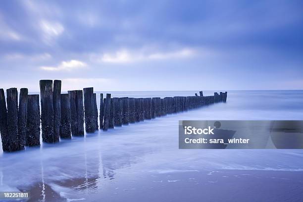 Frangiflutti Sulla Spiaggia Al Tramonto In Nordholland Paesi Bassi - Fotografie stock e altre immagini di Acqua