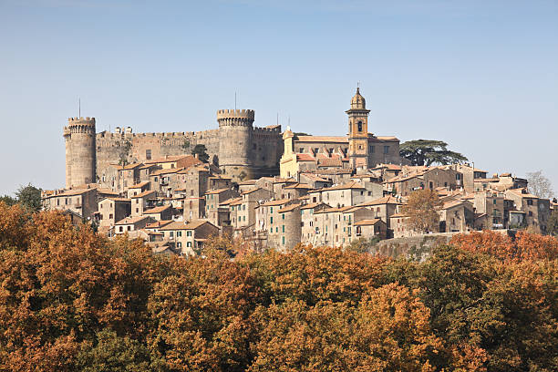 bracciano y odescalchi castillo en otoño, lazio italia - bracciano fotografías e imágenes de stock