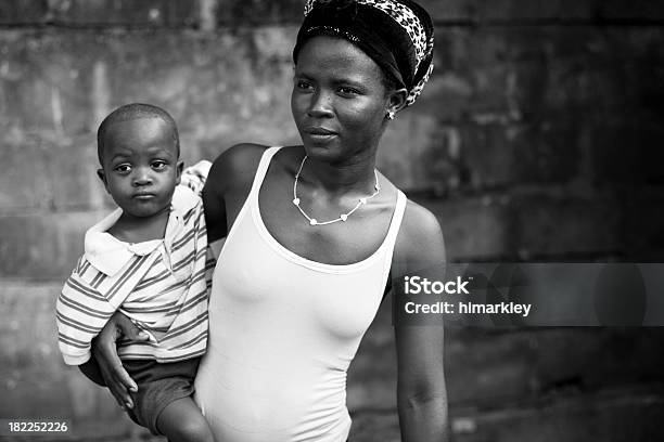 Photo libre de droit de Mère Africaine banque d'images et plus d'images libres de droit de Afrique - Afrique, Pauvreté, Bébé