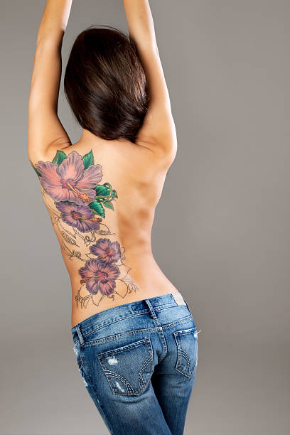 sexy młoda kobieta z tatuaż - tattoo women sensuality back zdjęcia i obrazy z banku zdjęć