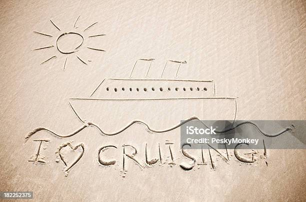 Me Encanta Cruceros Mensaje Con Crucero Y De Sol Foto de stock y más banco de imágenes de Arena - Arena, Crucero - Barco de pasajeros, Dibujo