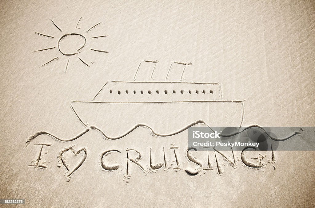 Mi piace viaggiare il messaggio con la nave da crociera e sole - Foto stock royalty-free di Disegno