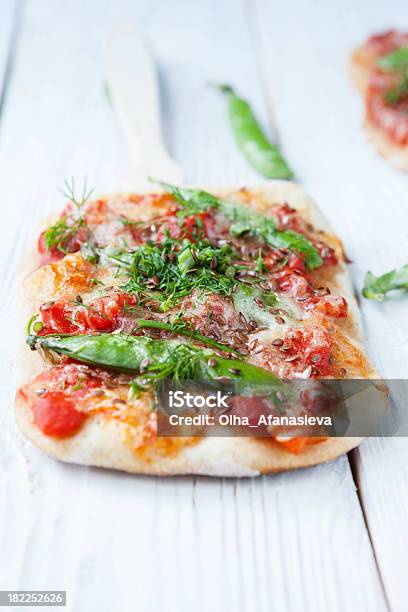 Pitta Z Pomidorów I Zielony Groch - zdjęcia stockowe i więcej obrazów Pizza - Pizza, Bez ludzi, Biały