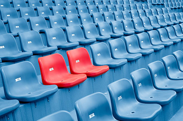 leere kunststoff-stühle - bleachers stadium empty seat stock-fotos und bilder
