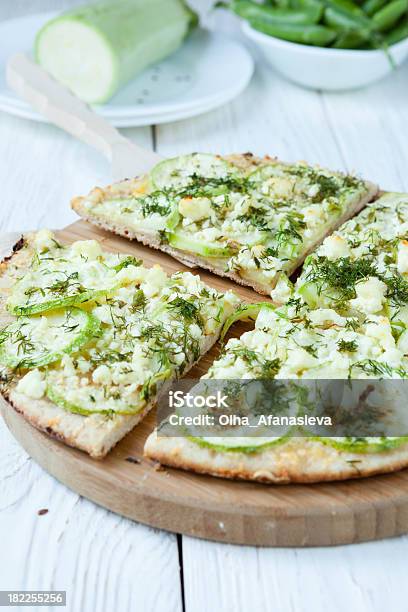 De Pizza Com Queijo E Curgete - Fotografias de stock e mais imagens de Curgete - Curgete, Pizza, Queijo de Cabra