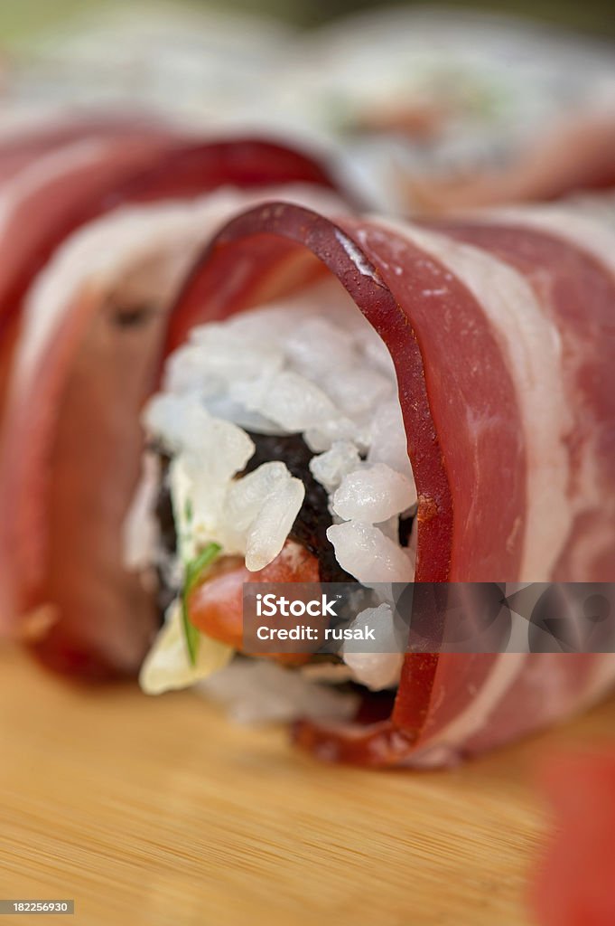 Rollo de Sushi con tocino - Foto de stock de Aguacate libre de derechos
