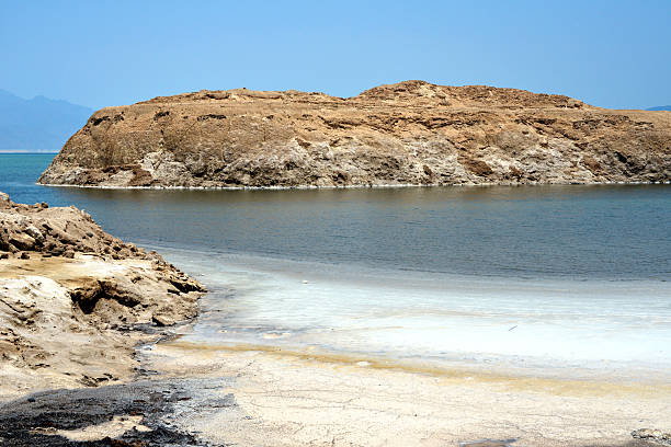 Lake Assal, Djibouti: island and salty beach - crater lake in the northern end of the Great Rift Valley, part of the Afar Depression - photo by M.Torres, island