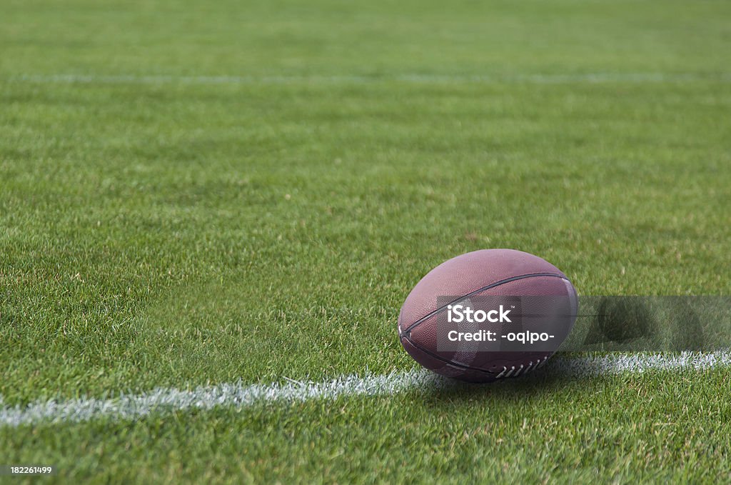 American rugby bola na grama - Foto de stock de Rugby - Esporte royalty-free