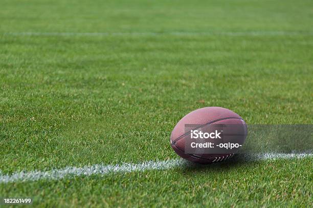 Foto de American Rugby Bola Na Grama e mais fotos de stock de Rugby - Esporte - Rugby - Esporte, Bola, Bola de Rúgbi