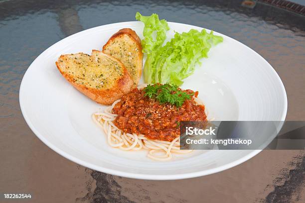 スパゲッティーのトマトソースがけや豚肉のテーブル - インキュベーターのストックフォトや画像を多数ご用意 - インキュベーター, ウォーターボトル, カフェ