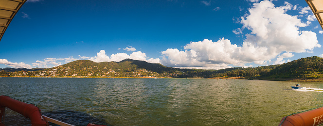 Panoramic photo of boats and sailboats on the Valle de Bravo dam.
