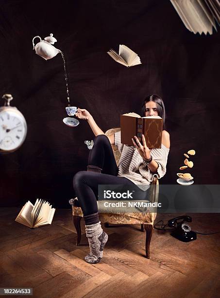 Junges Mädchen Lesen Ein Buch Stockfoto und mehr Bilder von Surreal - Surreal, Fantasiewelt, Surrealismus