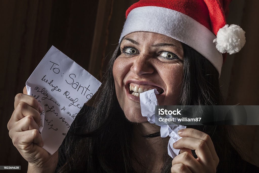 Bad donna con cappello da Babbo Natale distruzione di una lettera - Foto stock royalty-free di Babbo Natale