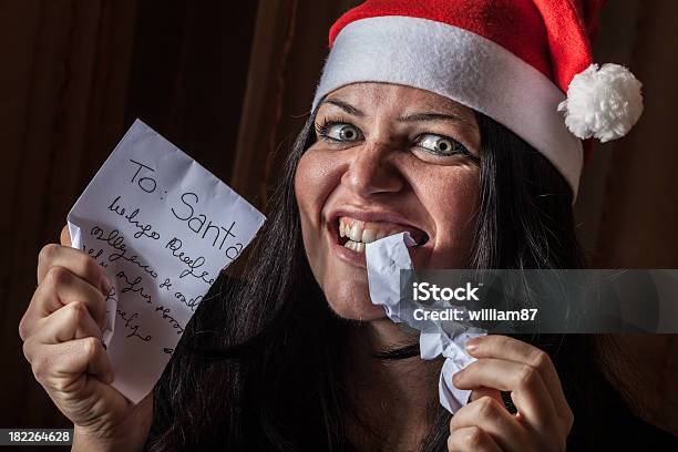 Bad Donna Con Cappello Da Babbo Natale Distruzione Di Una Lettera - Fotografie stock e altre immagini di Babbo Natale