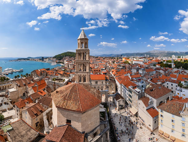 vue aérienne de la vieille ville de split et de la cathédrale saint-domnius, en croatie. - diocletian photos et images de collection