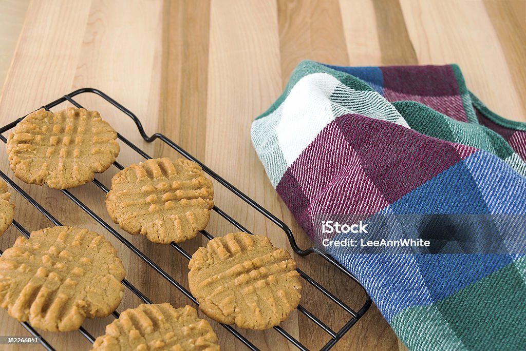 Burro di arachidi cookie raffreddamento su rack - Foto stock royalty-free di Alimentazione non salutare