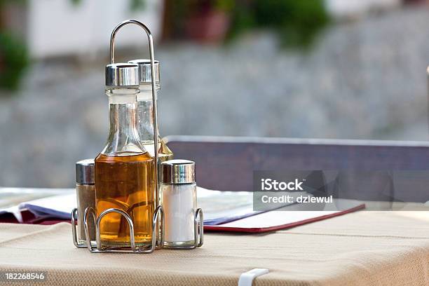 Bottiglie Di Olio Doliva E Aceto Sali Sul Tavolo - Fotografie stock e altre immagini di Aceto - Aceto, Aceto balsamico, Ambientazione interna