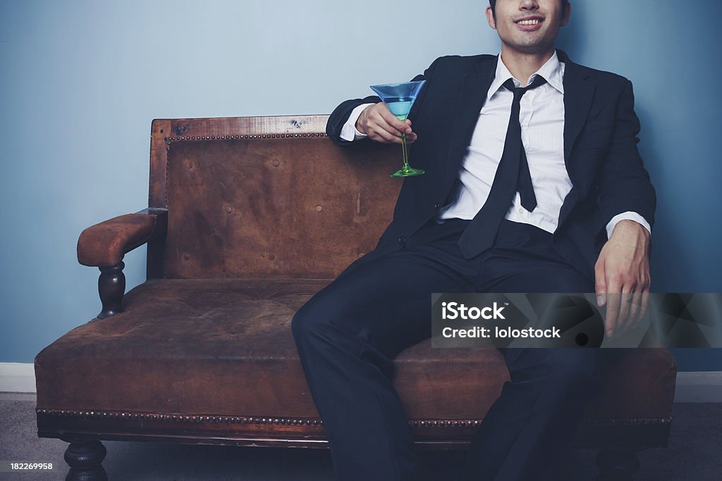 Uomo d'affari rilassanti con un cocktail dopo il lavoro - Foto stock royalty-free di Completo