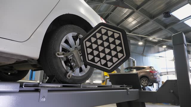 Diagnostics and balancing of wheels of a lifting trolley at a service station.