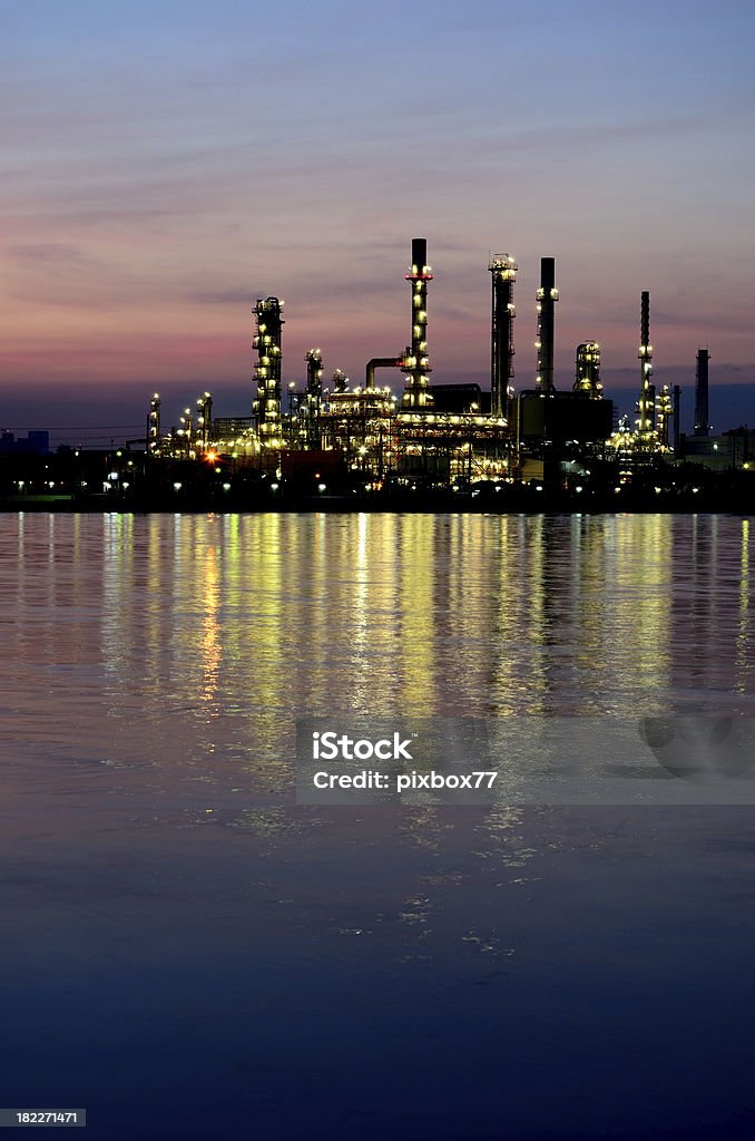 Sunrise escena de refinería de petróleo - Foto de stock de Aparato de producción de energía libre de derechos