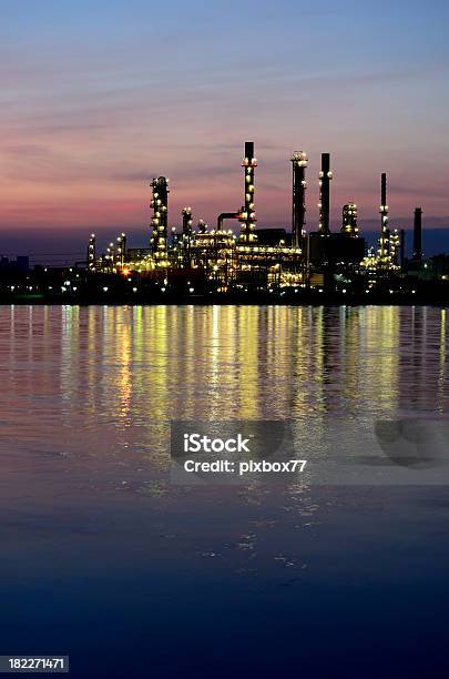 Foto de Sunrise Cena Da Refinaria De Petróleo De e mais fotos de stock de Abastecer - Abastecer, Bangkok, Cano