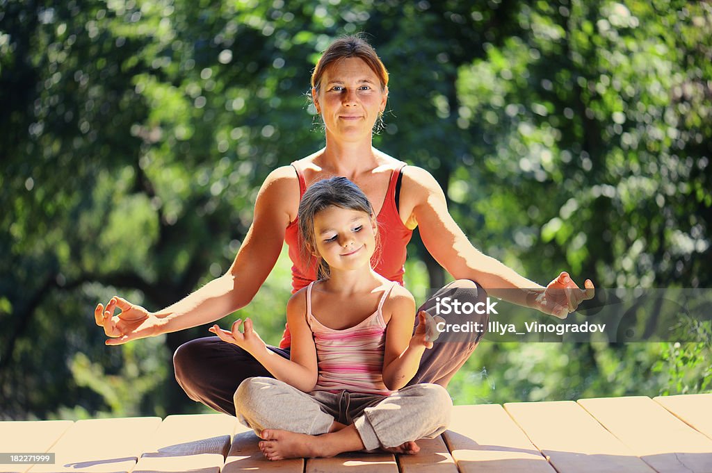 Abuela y granddaughter en una mañana de gimnasia - Foto de stock de Actividades y técnicas de relajación libre de derechos