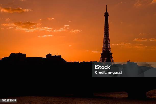 Foto de Torre Eiffel E O Rio Sena Ao Pôrdosol e mais fotos de stock de Alto contraste - Alto contraste, Aço, Cidade