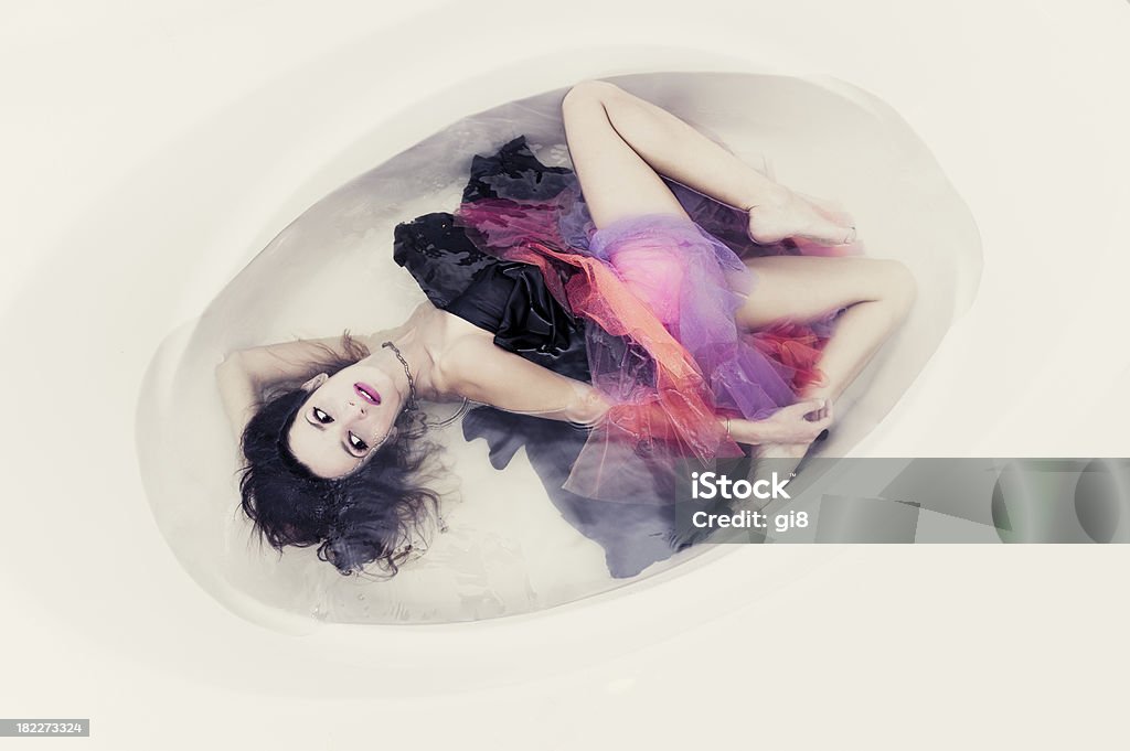 Moda kobieta na sobie suknię zanurzone w kształcie do kąpieli - Zbiór zdjęć royalty-free (Brązowe włosy)