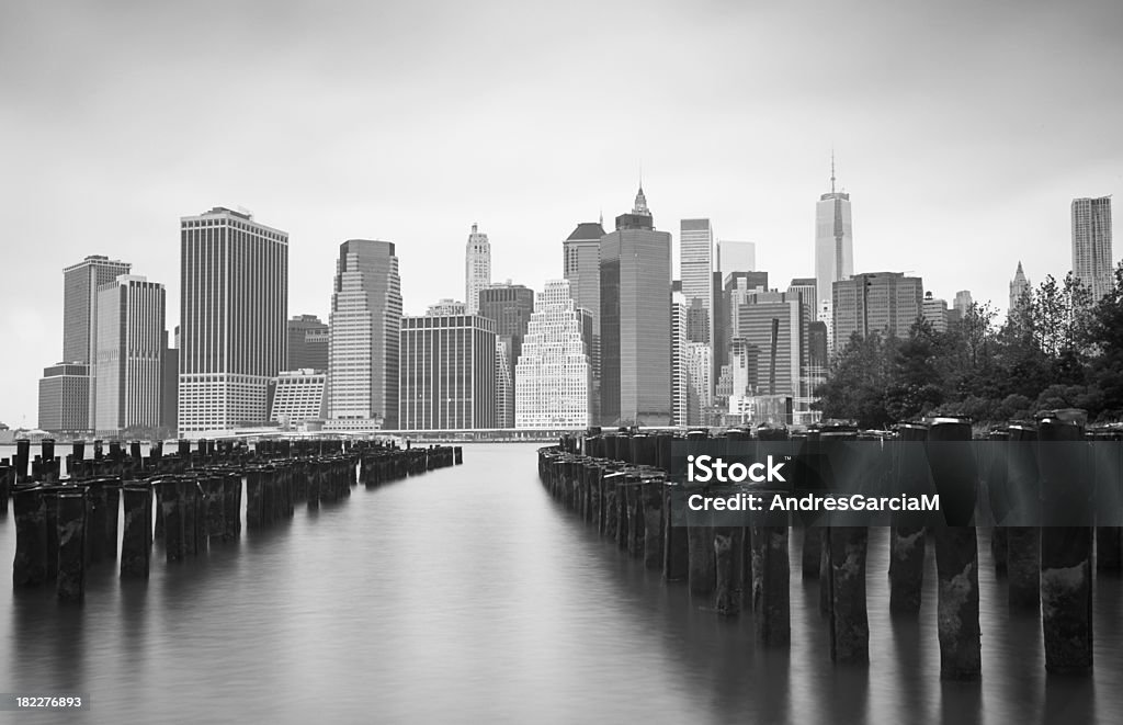 Quartier d'affaires de New York sur un matin brumeux d'été - Photo de Image en noir et blanc libre de droits