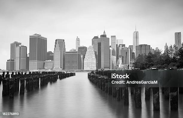 Photo libre de droit de Quartier Daffaires De New York Sur Un Matin Brumeux Dété banque d'images et plus d'images libres de droit de Image en noir et blanc