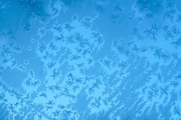 морозный хрусталь на оконном стекле в зимнее время года - frosted glass glass textured crystal стоковые фото и изображения