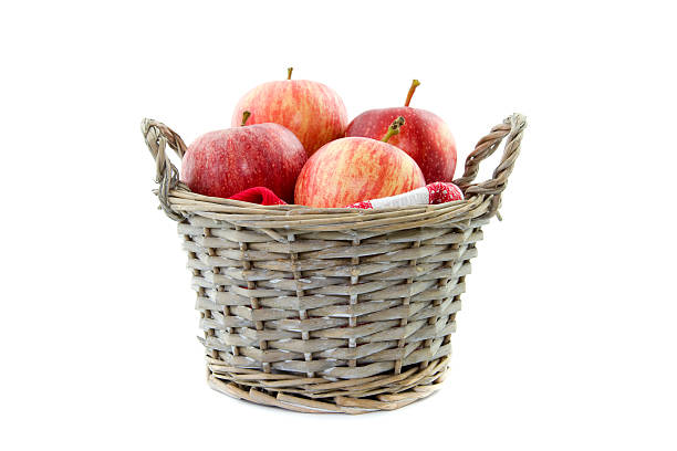 manzanas en cesta de láminas - agriculture autumn apple greengrocers shop fotografías e imágenes de stock