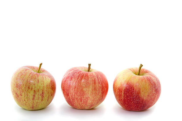 tres rojo manzanas en una fila. - agriculture autumn apple greengrocers shop fotografías e imágenes de stock