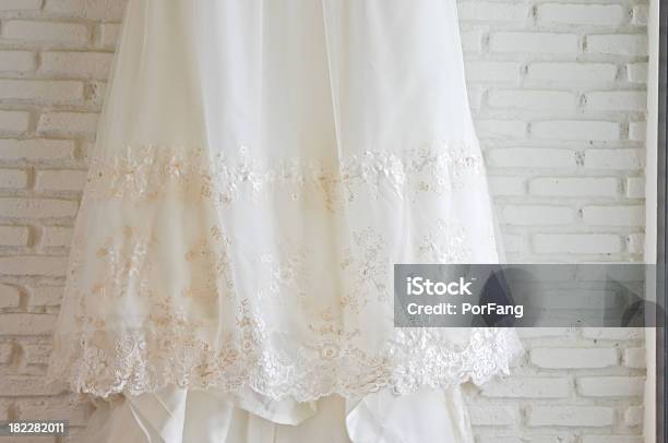 Hochzeitskleid Stockfoto und mehr Bilder von Hängen - Hängen, Kleid, Mauer
