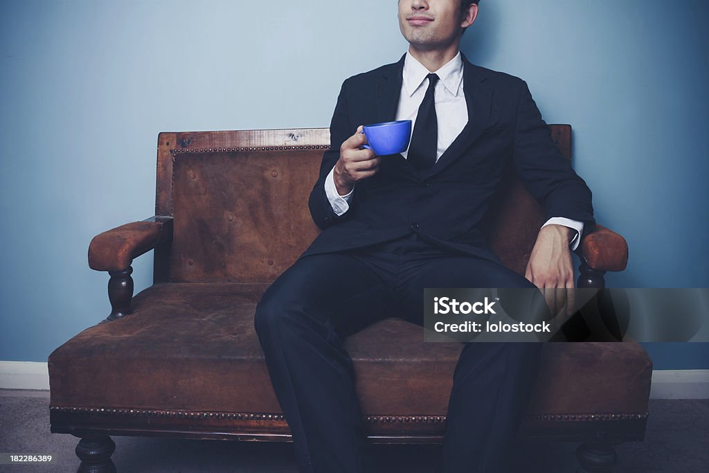 Jeune homme d'affaires sur canapé à boire du café - Photo de Adulte libre de droits
