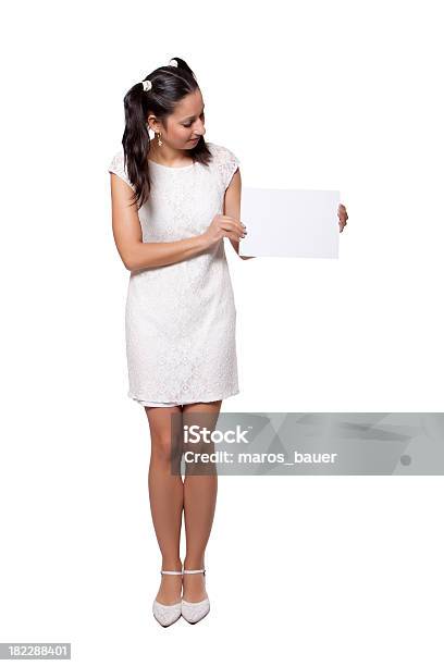 Photo libre de droit de Rétro Fille Dans Une Robe Blanche banque d'images et plus d'images libres de droit de Adulte - Adulte, Beauté, Belle femme